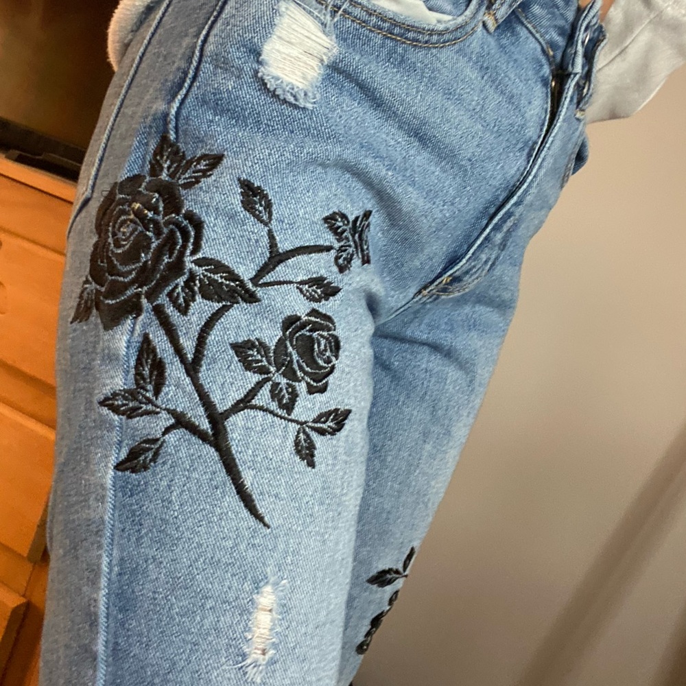 Rose embroidered mom jeans